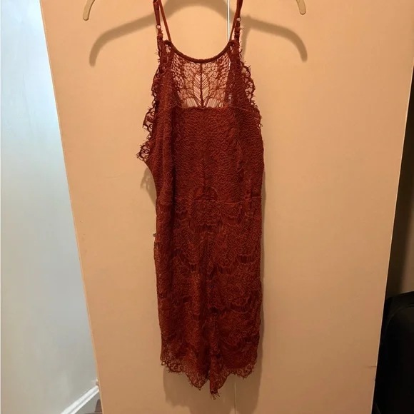 Maroon dress with lace overlay - Picture 2 of 7